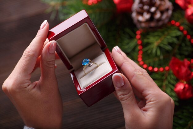 Jak wybrać idealny pierścionek zaręczynowy z platyny – przewodnik dla przyszłych narzeczonych