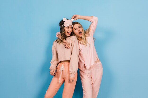 Eleganckie koszule nocne: jak wybrać idealny model dla siebie?